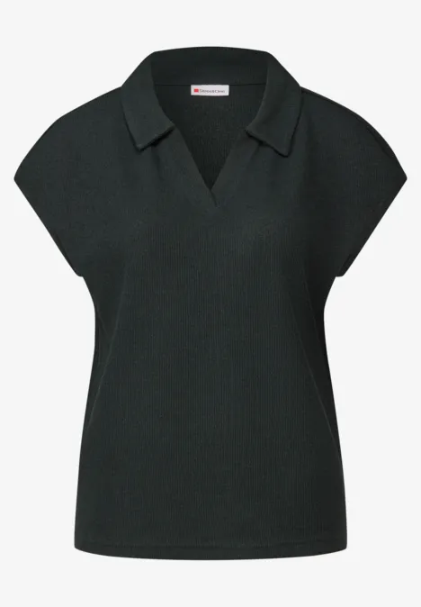 Schwarzes Damen-Poloshirt mit kurzem Arm und V-Ausschnitt.